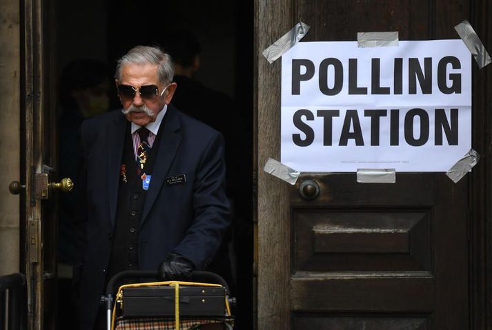 Maður yfirgefur kjörstað í sveitarstjórnarskosningunum í London í gær.