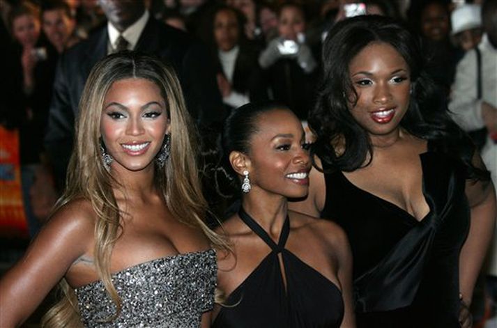 Leikonurnar Beyonce Knowles, til vinstri, Anika Noni-Rose, í miðjunni, og Jennifer Hudson mæta á frumsýningu Draumastúlknanna á Odeon Leicester Square í London.