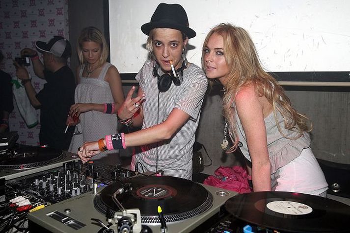 Lindsay Lohan reynir nú að koma ferli sínum af stað og pabbinn telur lykilinn að því liggja í fjarverum frá Samönthu Ronson.