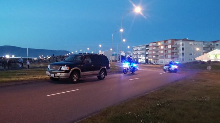 Fjöldi mótórhjóla og bíla veittu hinum ölvaða ökumanni eftirför.