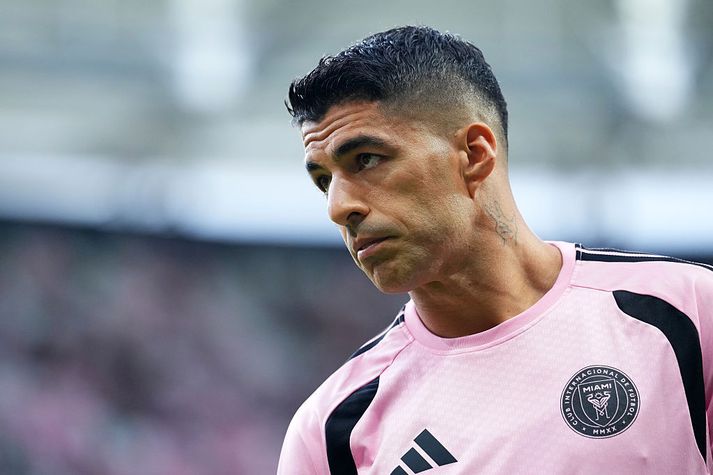 Luis Suárez hefði verið á heimavelli í Miami með úrúgvæska landsliðinu en var ekki valinn í HM-hópinn.