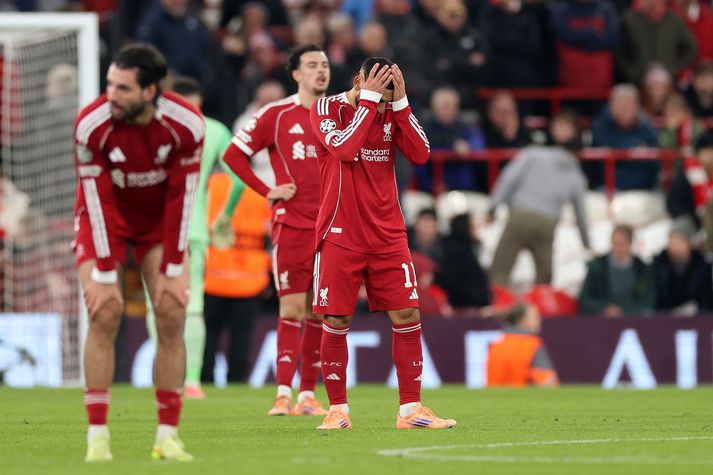 Mohamed Salah heldur um höfuð sitt í leikslok og vonbrigðin leyna sér ekki.