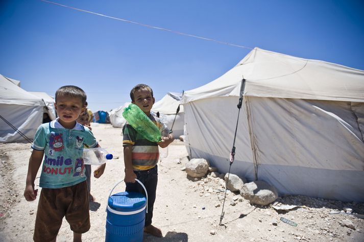 Tveir sýrlenskir drengir í flóttamannabúðum nærri borginni Aleppo í Sýrlandi.