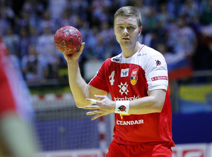 Aron er ekki sáttur við varnarleikinn og markvörsluna eins og fleiri.