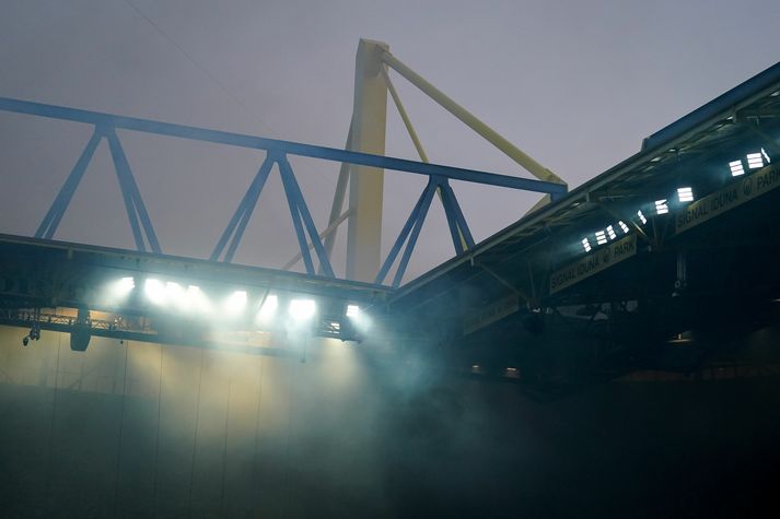 21 árs gamall maður kom sér upp á þakið á Westfalenstadion á leik Þýskalands og Danmerkur.