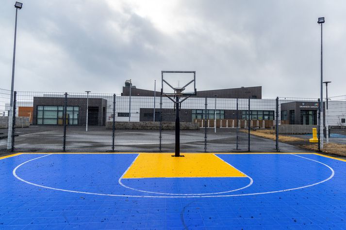 Yfirgefinn leikvöllur við grunnskólann í Grindavík. Börn þaðan hafa dreifst vítt og breitt um landið í að minnsta kosti tæplega sjötíu grunnskóla.