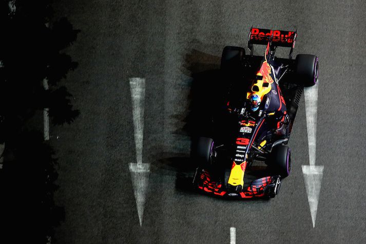 Ricciardo á ferðinni undir flóðljósunum í Singapúr.