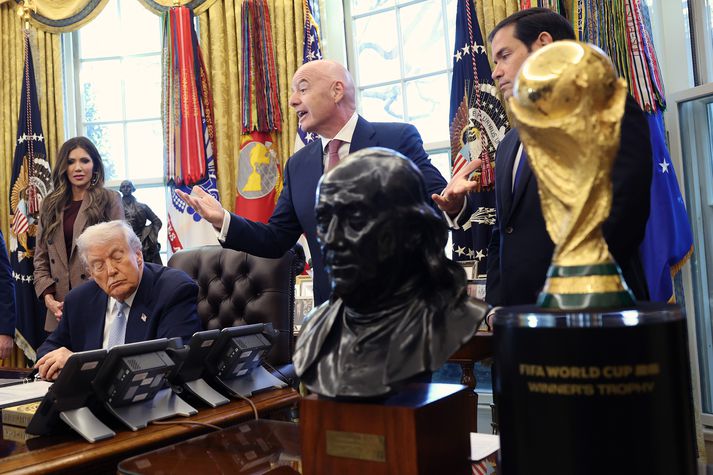 Gianni Infantino, forseti FIFA, talar í Hvíta húsinu en Donald Trump hlustar. HM-bikarinn var kominn á skrifstofu Trump en sleppur vonandi út aftur.