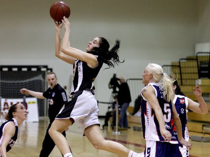 Unnur Tara Jónsdóttir sést sér á flugi í leiknum í kvöld.