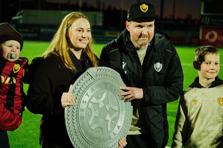 Ingvar Jónsson tók við Íslandsskildinum fyrir hönd Víkinga en Víkingar unnu hann annað árið í röð. Hér er hann með konu sinni Írisi Guðmundsdóttur.