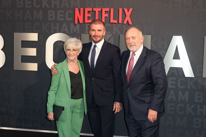 David Beckham með foreldrum sínum, Söndru og Ted Beckham á forsýningu á nýrri heimildarþáttaröð um líf hans.