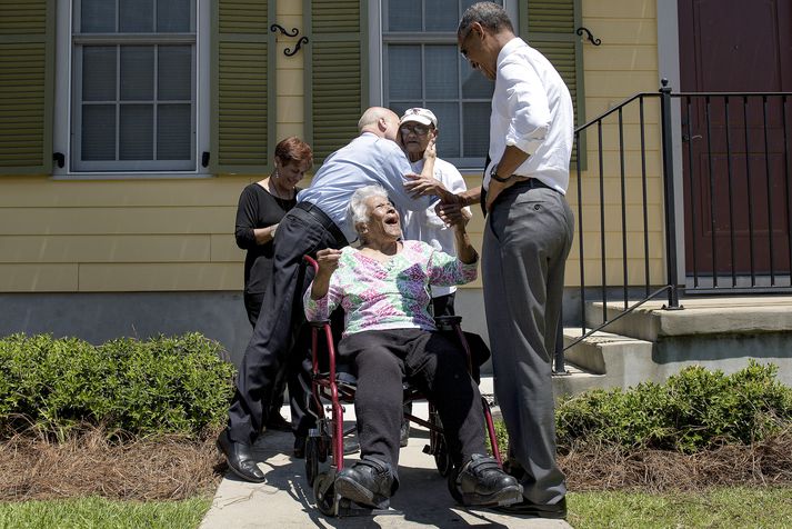 Barack Obama og Mitch Landrieu, borgarstjóri New Orleans, heimsóttu íbúa á meðan á dvöl Obama stóð.