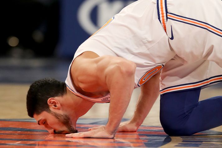Enes Kanter kyssir merki New York Knicks á góflinu.