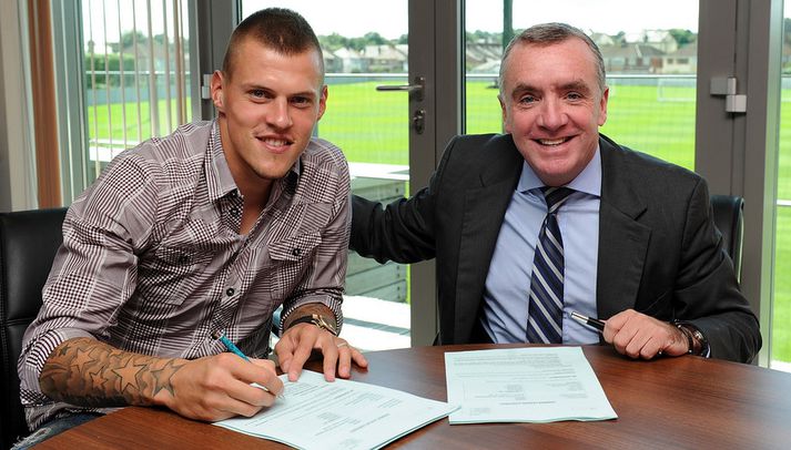 Martin Skrtel sést hér skrifa undir nýja samninginn.