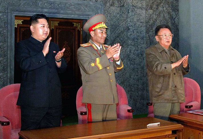 Fréttastofa Norður-Kóreu sendi frá sér þessa ljósmynd í október í fyrra. Feðgarnir Kim Jong-il og Kim Jong-un fylgjast þarna með hátíðarhöldum í tilefni af 65 ára afmæli kommúnistaflokksins í landinu. Milli þeirra stendur Ri Yong-ho, hershöfðingi í her landsins. 