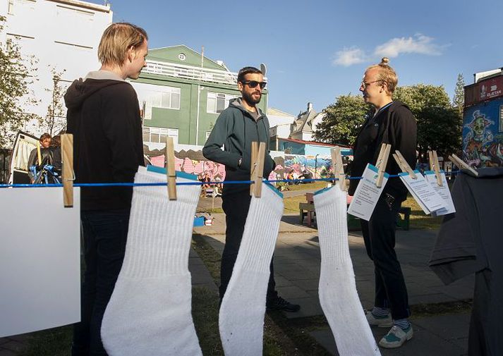 Umkringd sokkum Marc O’Brien stendur hér í miðju og ræðir við félaga sína á Hjartatorginu í síðustu viku. Það er ekki annað að sjá en fjölmargir sokkar hafi skilað sér.Fréttablaðið/anton
