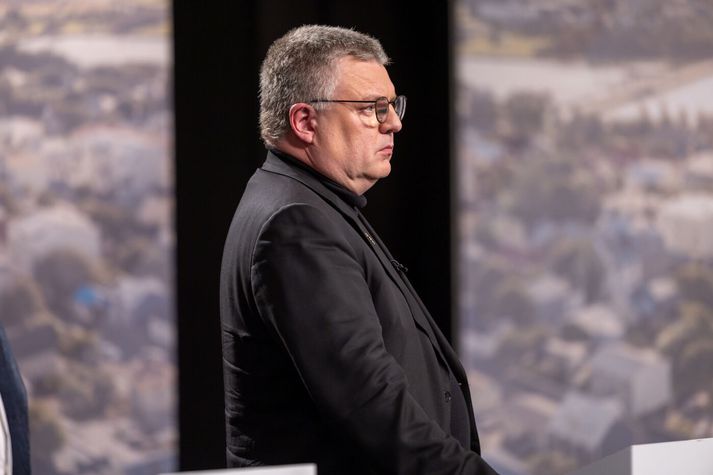 Siggi Stormur hvetur landsmenn til að halda sig inni um helgina.