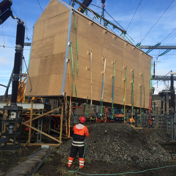 Flutningur á húsi sem tengir vélar 2 og 3 í Sigöldu við tengivirki Landsnets.