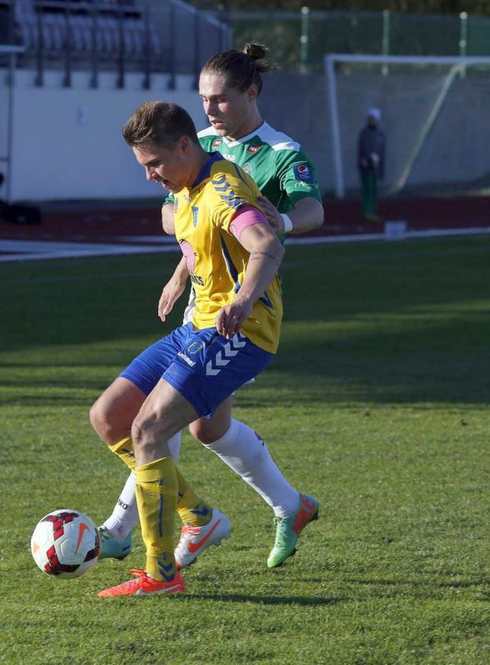 Bergsveinn Ólafsson í baráttu við Árna Vilhjálmsson.