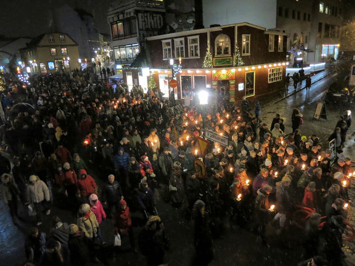 Fjölmargir gengu niður Laugaveginn með kerti í hönd.