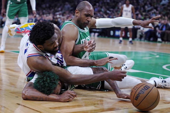 MVP-inn Joel Embiid sneri aftur til leiks í gærkvöld og á hér í harðri baráttu við Al Horford og Marcus Smart um boltann.