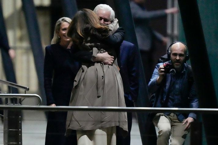 Julian Assange, stofnandi Wikileaks, faðmar eiginkonuna Stellu við komuna til Ástralíu.