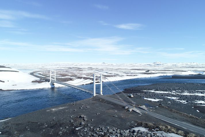 Brúin var byggð árið 1947 og burðarþolið hefur minnkað í áranna rás. 