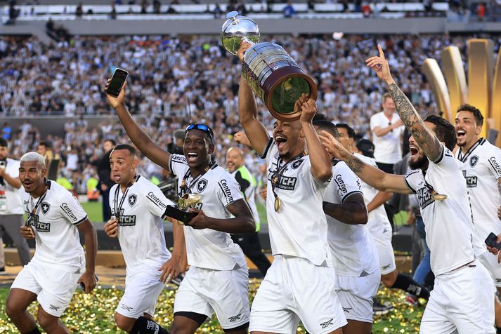 Marlon Freitas hjá Botafogo hleypur hér um með Copa Libertadores bikarinn ásamt liðsfélögum sínum. Sögulegur dagur fyrir brasilíska félagið.