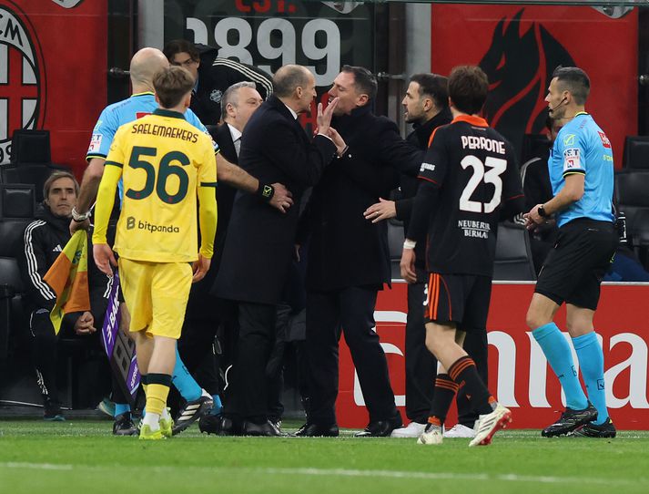 Massimilano Allegri hellti sér yfir Cesc Fabrégas og dómara leiksins þegar sá síðarnefndi reif í treyju Alexis Saelemaekers. 