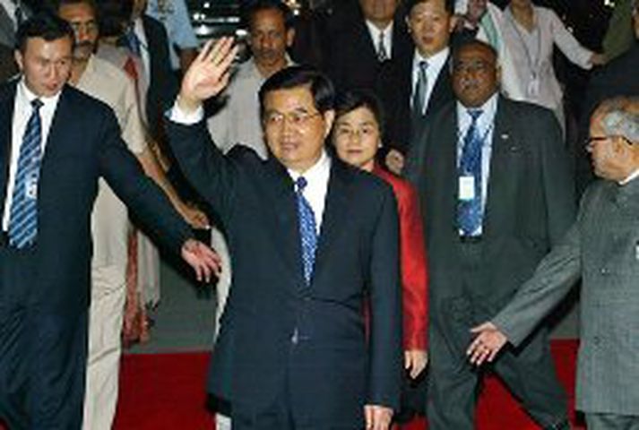 Hu Jintao heilsar fólki eftir komu sína til Indlands.