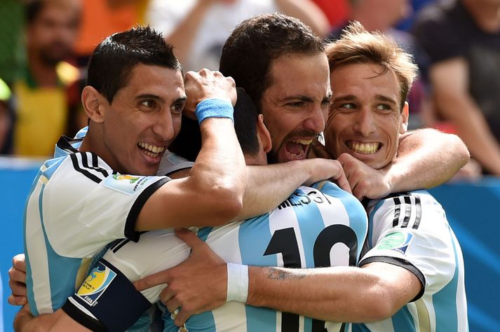 Argentínumenn fagna marki Higuain.