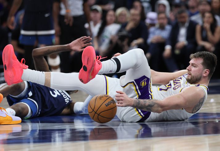 Luka Doncic skoraði 38 stig í fjórða leik Los Angeles Lakers og Minnesota Timberwolves.