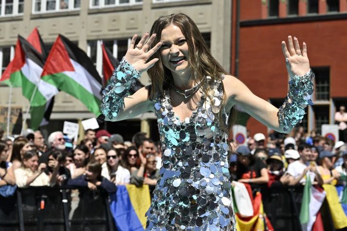 Norsk-írska söngkonan Emmy tók þátt í Eurovision fyrir Írland árið 2025 í Basel. Írar hafa ekki tekið þátt síðan þá. Myndin er tekin í aðdraganda keppninnar árið 2025 og má sjá palestínska fánann í bakgrunni. 
