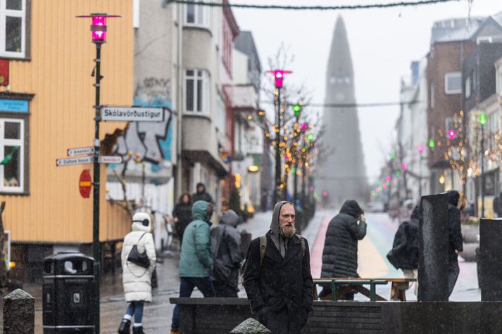 Það verður fremur hlýtt í veðri á landinu í dag.