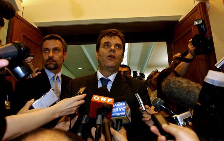 Vojislav Kostunica forsætisráðherra Serbíu svarar spurningum blaðamanna strax eftir að hafa verið endurkjörinn í embætti.