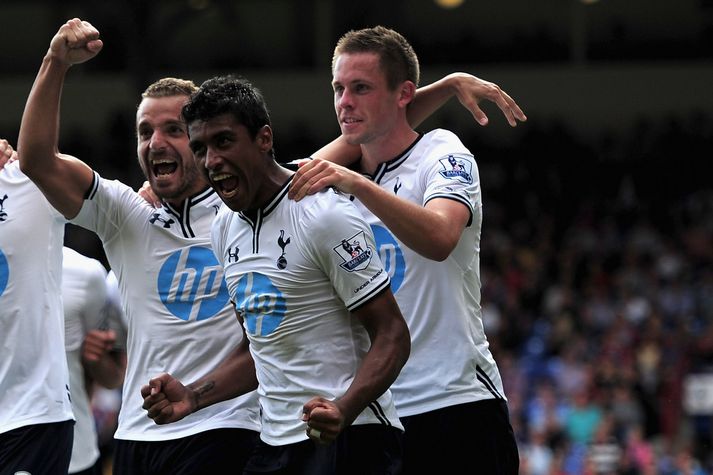 Gylfi sést hér lengt til hægri ásamt tveim nýjum leikmönnum Tottenham.