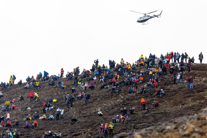 Mikinn fjöldi fólks fer í útsýnisflug yfir gosstöðvarnar á Reykjanesi.