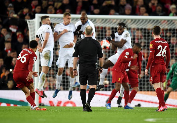 Spyrnutækni Trent Alexander-Arnold hefur verið líkt við spyrnutækni hins magnaða David Beckham.