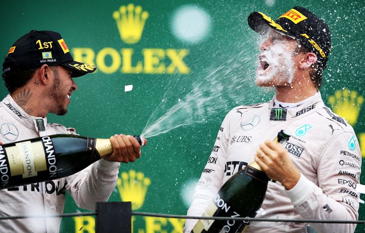 Hver fær kampavínsbaðið? Hamilton sprautar hér kampavíni yfir Rosberg og líklegt er að hann þurfi að gera það aftur um helgina