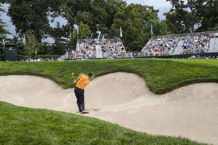 Furyk slær upp úr glompu á 18. holu - beint á pinna