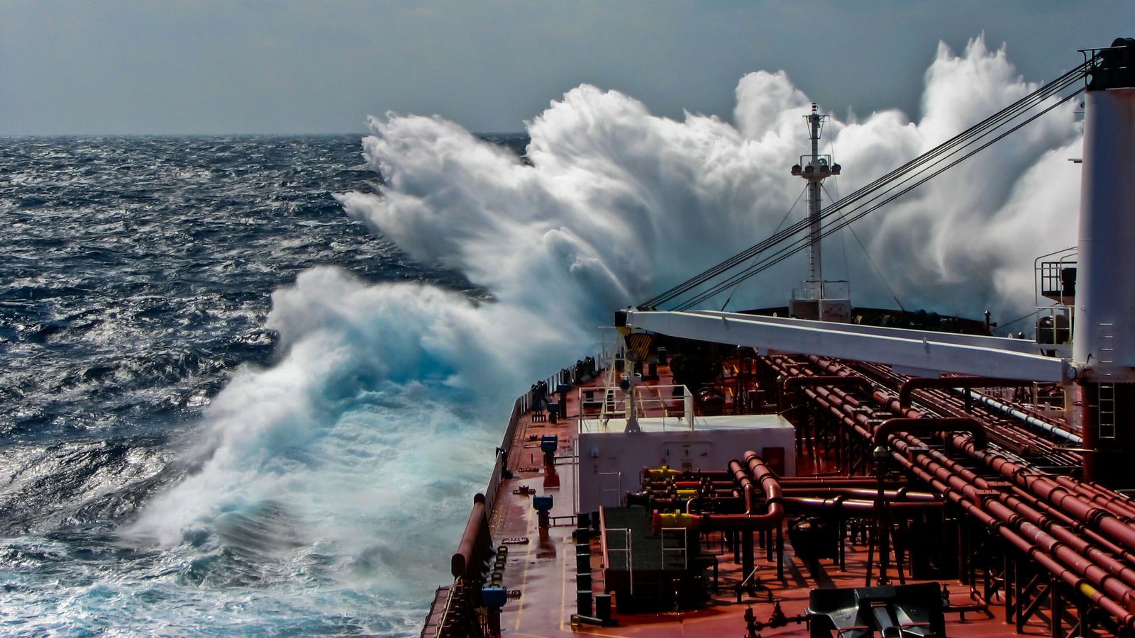 Féll fyrir borð í Norður­sjó í ofsa­veðri