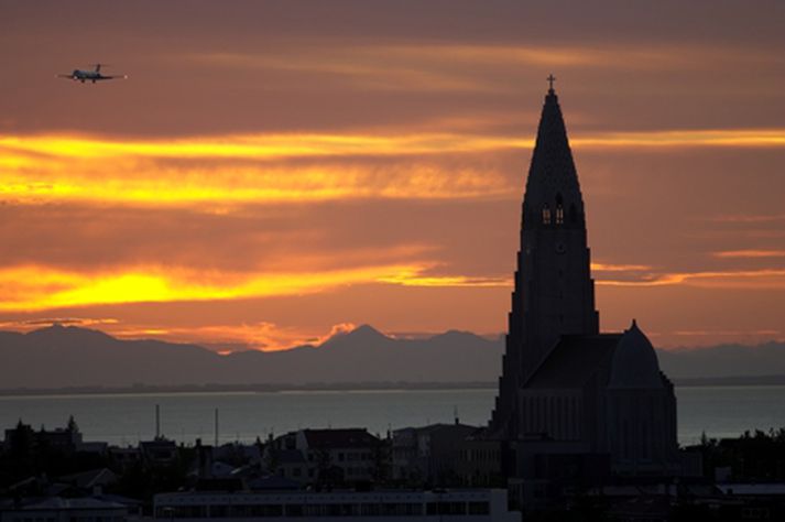 Fallegt sólarlag yfir Reykjavík.