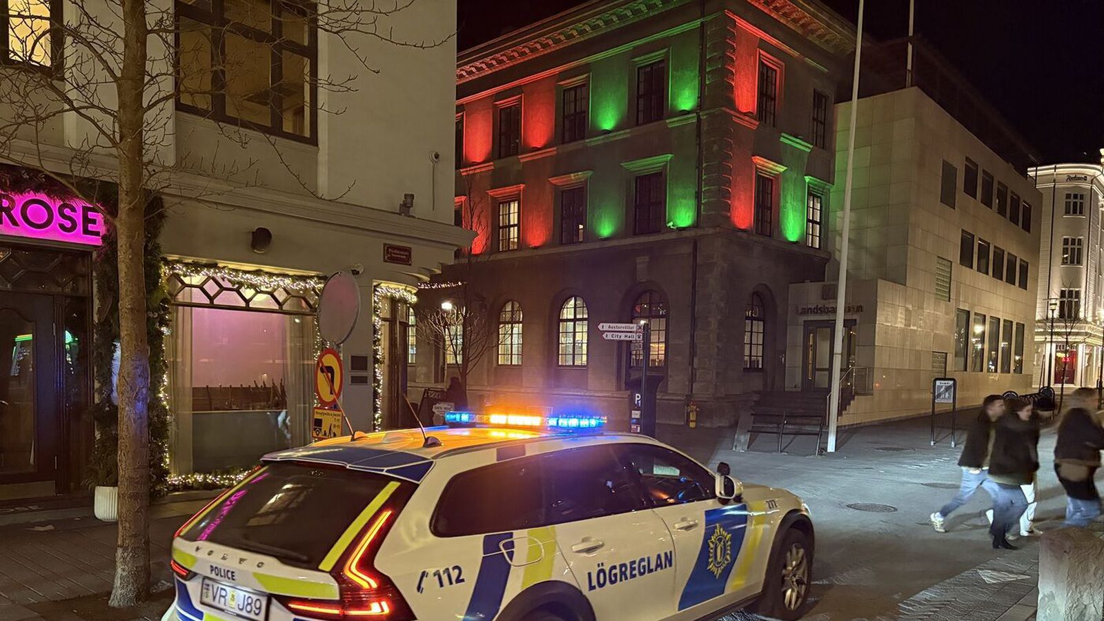 Tveir hand­teknir fyrir stór­fellda líkams­á­rás og vörslu fíkni­efna