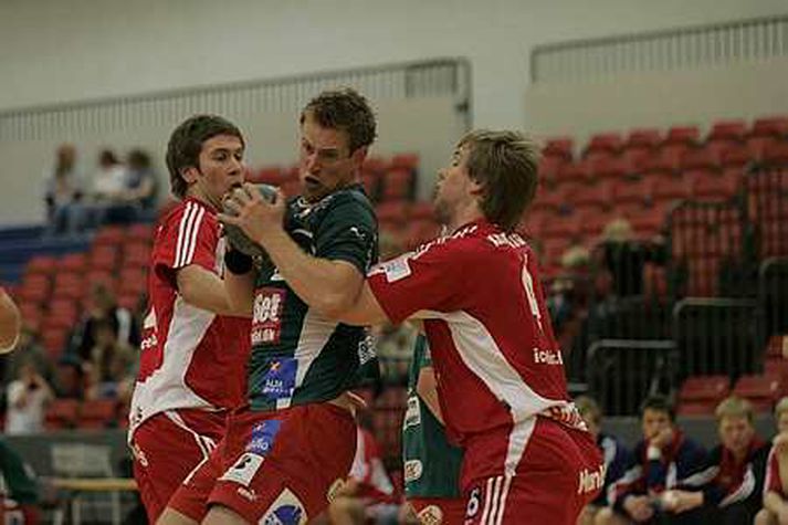 Vignir í baráttu við sýna gömlu félaga í Haukum. Hann leikur nú með Skjern.