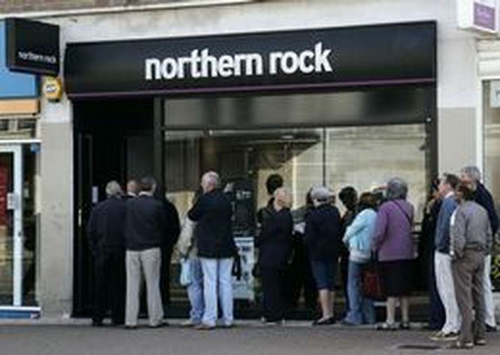 Langar biðraðir mynduðust fyrir utan útibú Northern Rock. Viðskiptavinir vildu taka út peninga þar sem þeir óttuðust að bankinn væri að fara á hausinn.