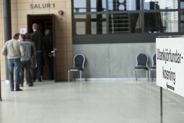 Enginn fær að fara með öðrum inn í kjörklefa í kosningum hér á landi nema hann sé alls ófær um að greiða atkvæði sitt sjálfur. Þá er í boði að fá aðstoð kjörstjóra sem bundinn er trúnaði.