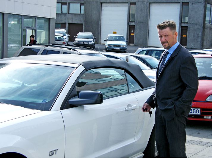 Sveinn Andri tekur sig vel út í bílnum.