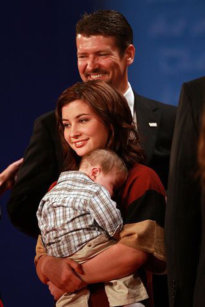 Önnur unglingsdóttir Söruh Palin gæti verið ólétt. Hér sést Willow Palin halda á bróður sínum. 
Nordicphotos/Getty