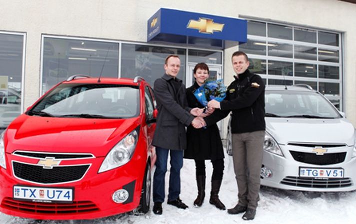 Halldór Gunnlaugsson sölufulltrúi hjá Bílabúð Benna afhendir hjónunum Guðbjörgu Benónýsdóttur og Gunnari Sizemore lyklana af tveimur Chevrolet Spark, bílum nr.100 og 101 frá Bílabúð Benna á árinu.