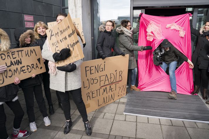 Fjöldi fólks mætti fyrir utan húsnæði ríkissáttasemjara í vikunni til að sýna ljósmæðrum samstöðu fyrir samningafund þeirra og ríkisins. Fundurinn var erfiður og lauk honum án niðurstöðu en næsti samningafundur verður ekki fyrr en eftir rúma viku.